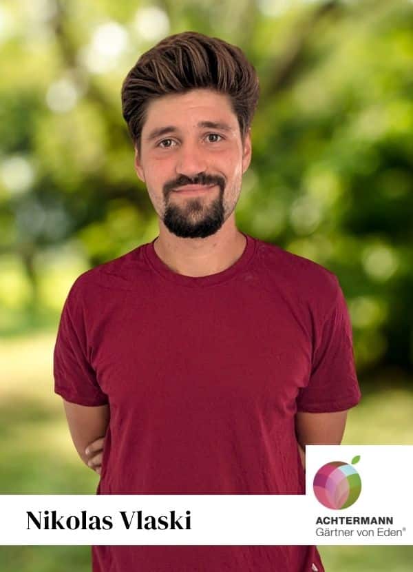 Nikolas Vlaski im roten T-Shirt vor grünem Hintergrund Mitarbeiterfoto Simon Huber