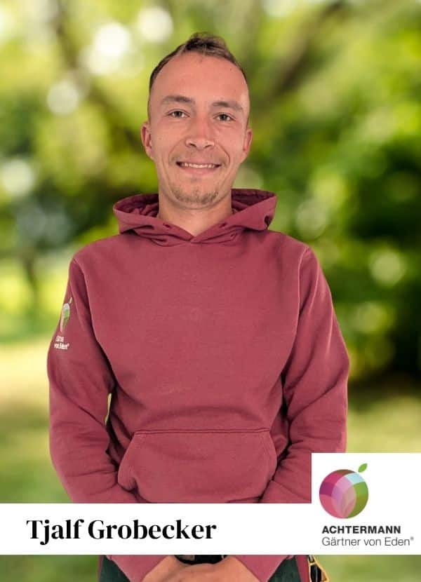 Tjalf Grobecker im roten Kapuzenpullover von Achtermann Mitarbeiterfoto Merlin Brandt