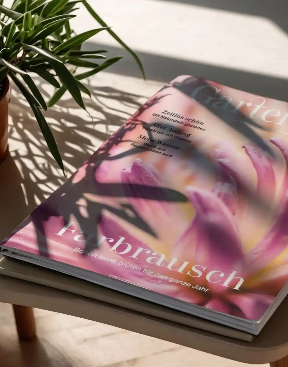 Teaserbild_GatrenArt_980x1251 Cover des GartenArt Magazins mit einer stilisierten Hand und Pflanzenmotiven.